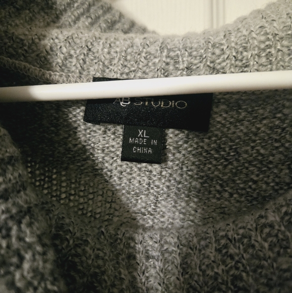 Beautiful radiant silver and gray xl sweater - Picture 4 of 4